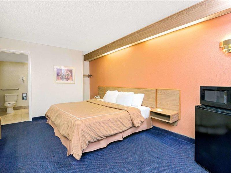 Days Inn by Wyndham Charlotte Northlake Eksteriør bilde