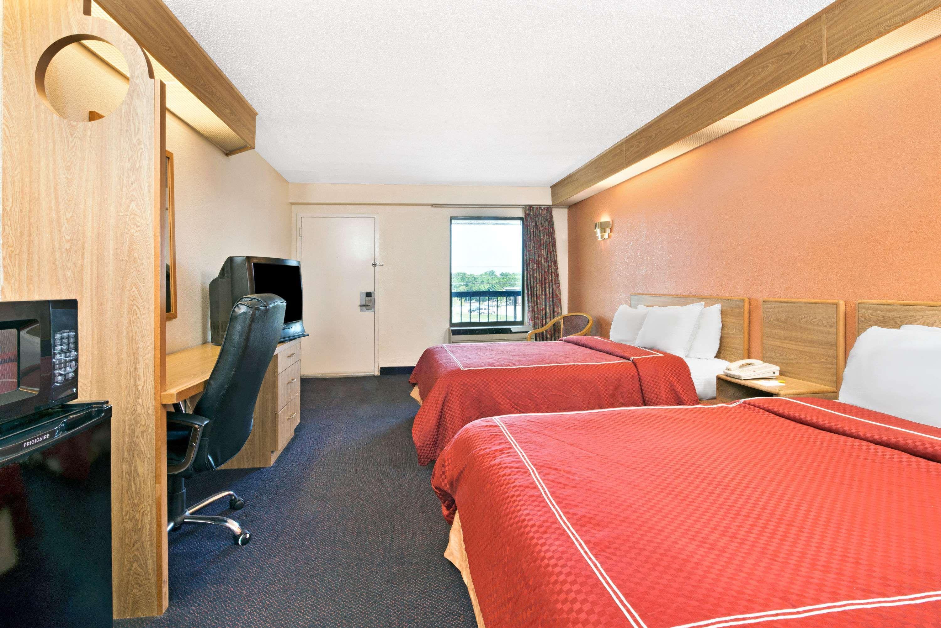 Days Inn by Wyndham Charlotte Northlake Eksteriør bilde