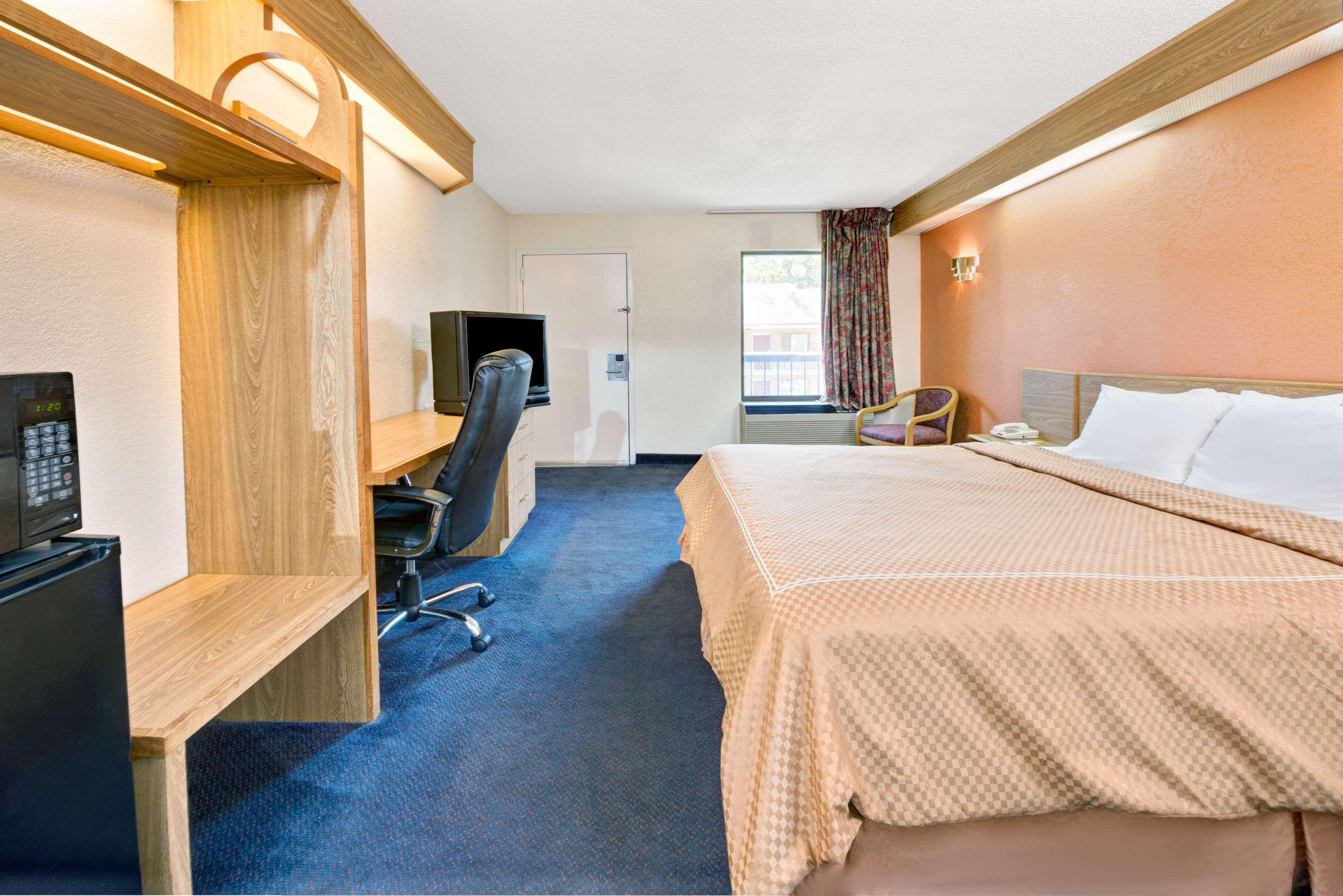 Days Inn by Wyndham Charlotte Northlake Eksteriør bilde