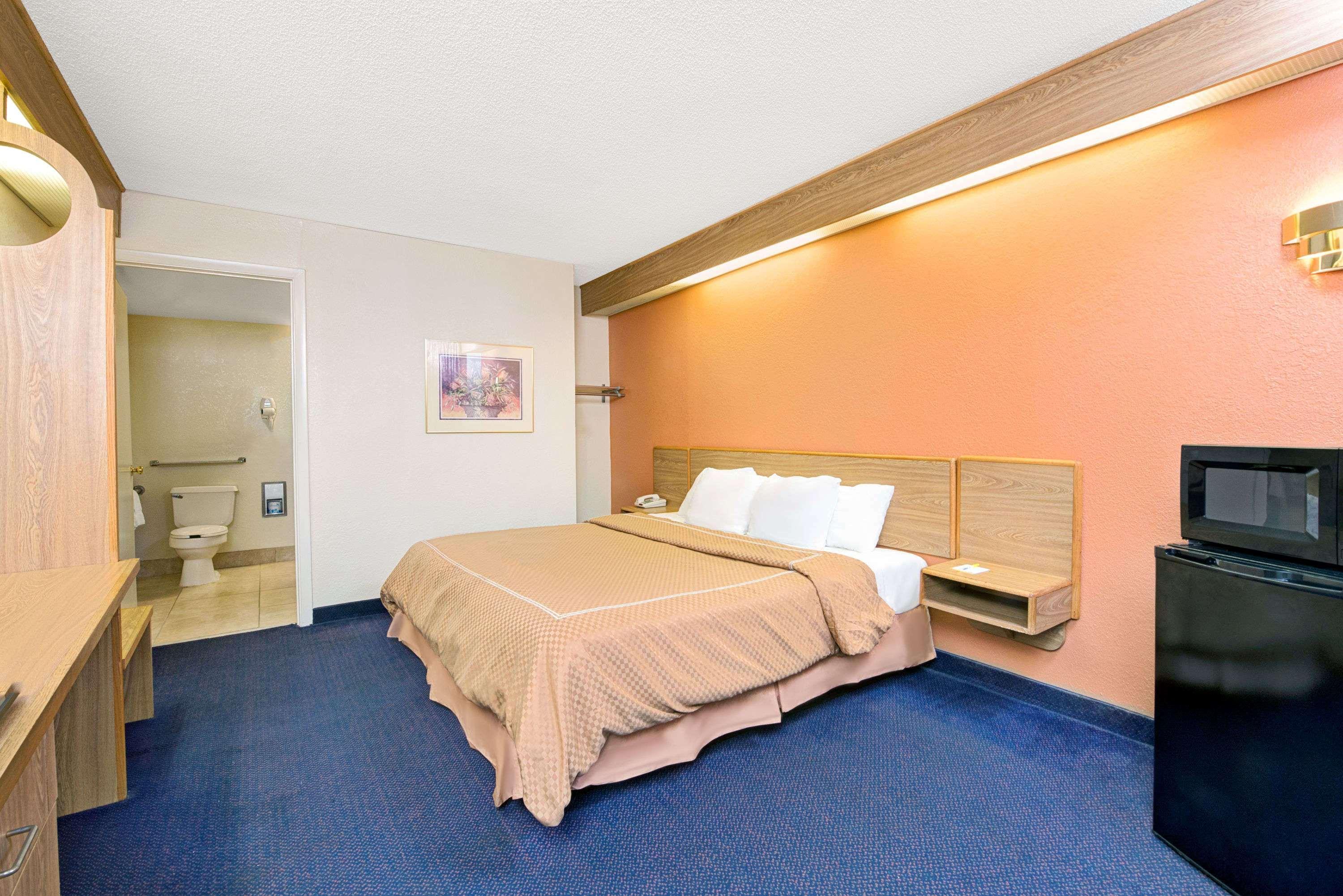 Days Inn by Wyndham Charlotte Northlake Eksteriør bilde